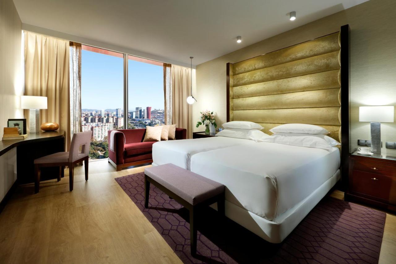 Hyatt Regency Barcelona Tower Hotel L'Hospitalet de Llobregat Exterior photo Deluxe Room