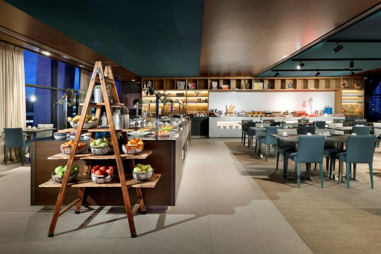 Hyatt Regency Barcelona Tower Hotel L'Hospitalet de Llobregat Exterior photo The restaurant