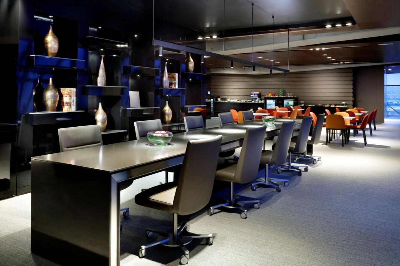 Hyatt Regency Barcelona Tower Hotel L'Hospitalet de Llobregat Exterior photo The business centre at the airport