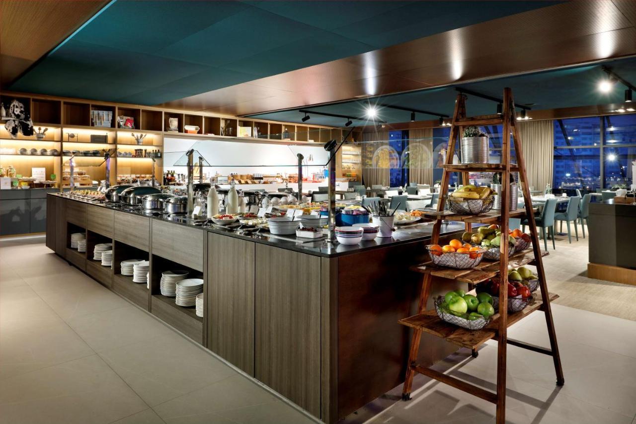 Hyatt Regency Barcelona Tower Hotel L'Hospitalet de Llobregat Exterior photo The buffet at the restaurant