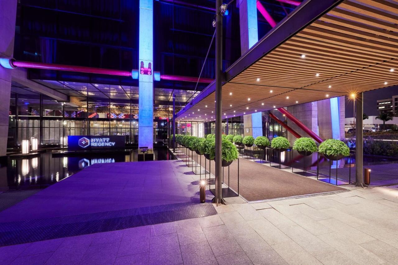 Hyatt Regency Barcelona Tower Hotel L'Hospitalet de Llobregat Exterior photo The lobby of the terminal