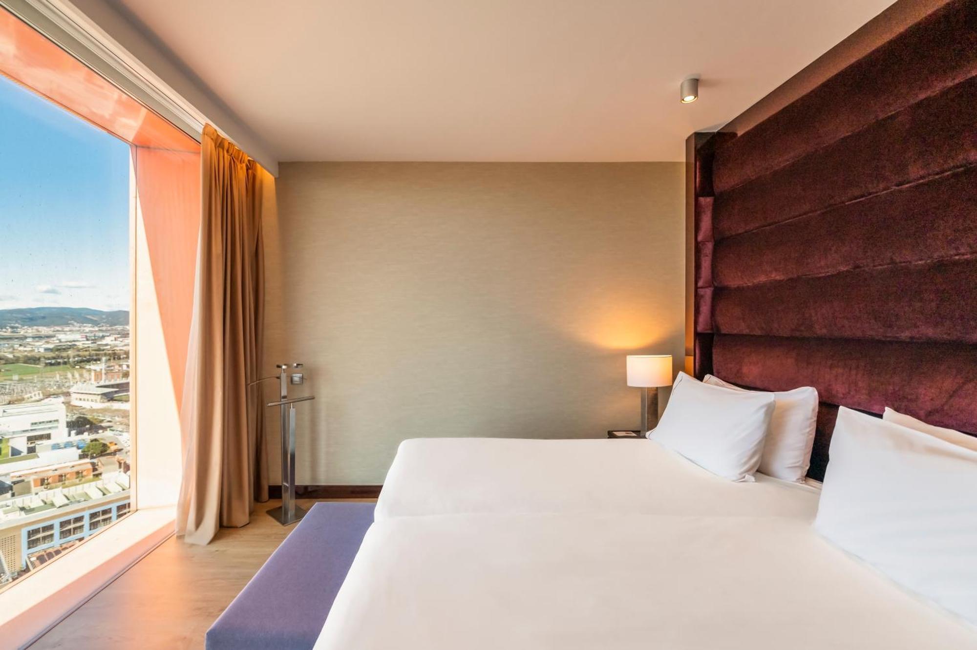 Hyatt Regency Barcelona Tower Hotel L'Hospitalet de Llobregat Exterior photo Deluxe room